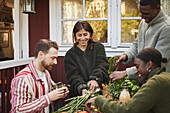 Freunde sitzen im Garten