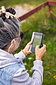 Ältere Frau mit Smartphone