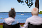 Älteres Paar blickt aufs Meer
