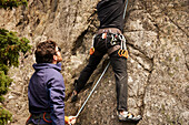 Männer beim Klettern und Sichern