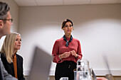 Geschäftsfrau bei einer Präsentation während einer Besprechung