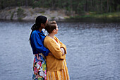 Weibliches Paar umarmt sich am Fluss