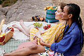 Weibliches Paar beim Picknick