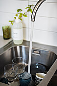 Fließendes Wasser im Spülbecken in der Küche
