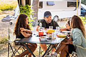 Familie beim Essen auf dem Campingplatz