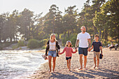 Familie beim gemeinsamen Spaziergang am Strand