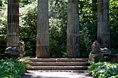 Säulen, Treppenstufen und Löwenskulpturen