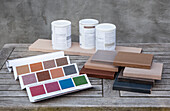 Farbkarte, Holzmuster und Farbdosen
