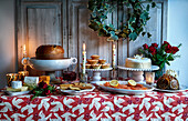 Weihnachtsbuffet mit pikanten und süßen Gerichten
