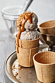Shiitake-Eiscreme mit Karamell und gerösteten Pinienkernen