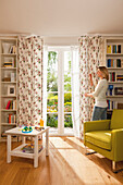 DIY-Sichtschutz mit floralem Muster für Fenstertür