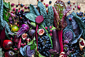 Herbststillleben mit Gemüse und Obst in Violett