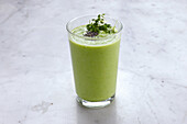 Avocado-Erbsen-Smoothie mit Sellerie