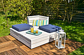 DIY-Loungebank und Tisch aus Baudielen im Garten