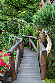Brücke und Holzweg im Garten
