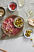 Antipasti mit Fleisch, Brot und Oliven