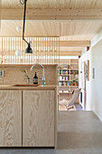 Helle Holzküche mit Betonboden im Split-Level-Haus