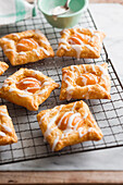 Puff pastry with apricots and vanilla cream
