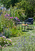 Sitzplatz im sommerlichen Garten