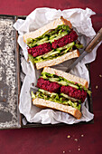 Vegane Sandwiches mit Gurke, Salat und Rote-Bete-Bratlingen