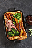 Giant-Yorkshire-Pudding mit Möhren, Roastbeef, Kartoffeln und Broccoli