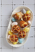 Traditionelle Oster-Hot-Cross-Buns mit Rosinen