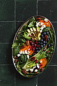 Avocado-Spinat-Salat mit Heidelbeeren, Kaki und Feta