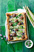 Tart with green asparagus and meatballs