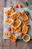Aprikosen-Blätterteiggebäck mit Honig