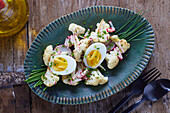 Blumenkohl-Radieschen-Salat mit gekochtem Ei