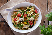 Nudelsalat mit Kirschtomaten, grünen Bohnen und Parmesan