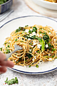 Spaghetti mit Grünkohl, Dill, Frühlingszwiebeln und Feta