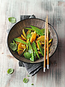 Asiatischer Kartoffelsalat mit Zuckerschoten, Erbsen und Gurke