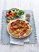 Galette mit Tomaten-Oliven-Kapern-Mix