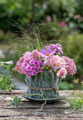 Rosa Gesteck aus Rosen, Phlox, Hortensien und Schmuckkörbchen