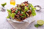 Vegane Sojahackbällchen mit Salat und Gurken im Fladenbrot