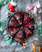 Weihnachtlicher Schokokuchen mit Granatapfelkernen