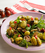 Gnocchi-Salat mit Pesto, Rucola und Champignons