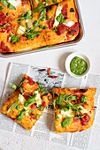 Pizza mit Tomaten-Fiordilatte-Käse und Rucola-Pesto