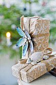 Gift wrapping with seashells