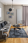Seating area in grey tones in a masculine single flat