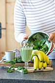 Grüner Smoothie mit Banane, Spinat und Chiasamen