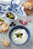 Tzatziki-Dip mit Oliven