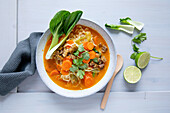 Curry-Ramen-Suppe mit Pak Choy