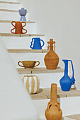 Vasen, Gefäße und Kerzenhalter auf Treppen