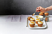 Süsse Pastinakenmuffins mit Gewürzen, Frischkäefrostin und Ahornsirup