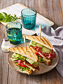 Speck-Sandwiches mit Zucchini und Tomaten