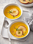 Pumpkin soup with ginger and apple