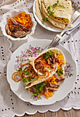 Kartoffelftortillas mit Pulled Turkey und Kürbiskohl