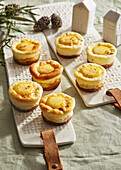 Cheesecake tartlets with cinnamon